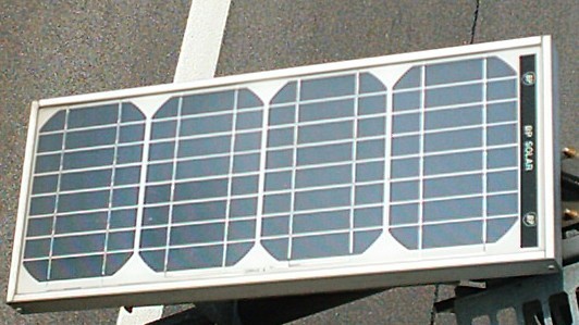 Źródło energii w systemie fotowoltaicznym Ogniwo fotowoltaiczne / słoneczne photovoltaic / solar cell pojedynczy przyrząd półprzewodnikowy U 0,5 V, P 3 W Moduł fotowoltaiczny / Panel słoneczny PV