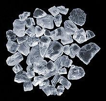 Sól Sól o wzorze chemicznym NaCl to chlorek sodu. Kryształy soli są przezroczyste, słone. Sól kuchenna otrzymywana jest z soli kamiennej wydobywanej w kopalniach.