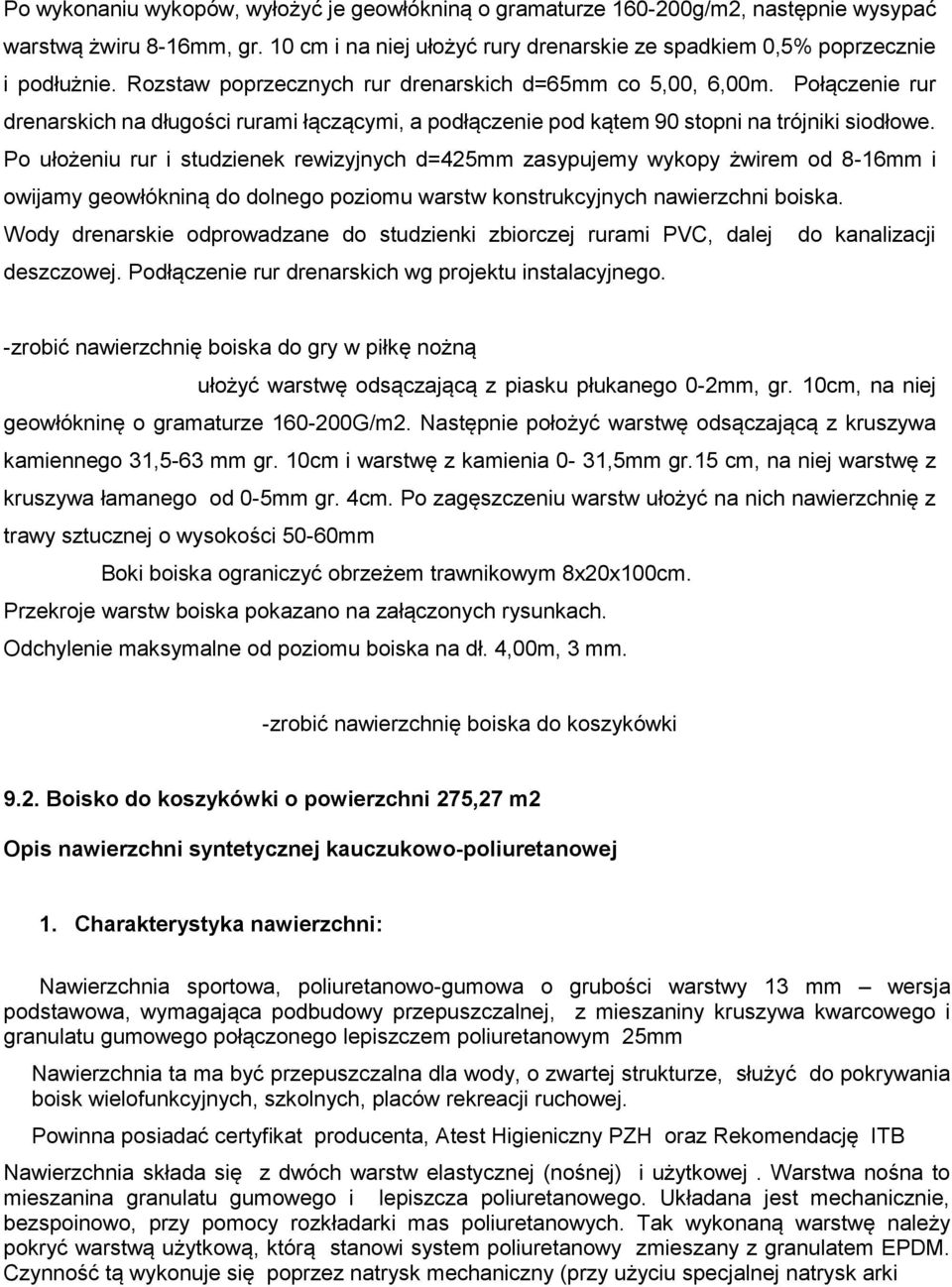 Po ułożeniu rur i studzienek rewizyjnych d=425mm zasypujemy wykopy żwirem od 8-16mm i owijamy geowłókniną do dolnego poziomu warstw konstrukcyjnych nawierzchni boiska.