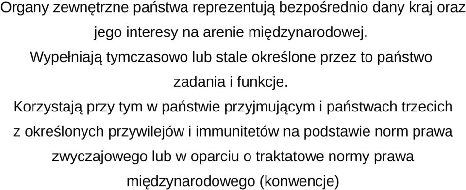 Korzystają przy tym w państwie przyjmującym i państwach trzecich z określonych przywilejów i