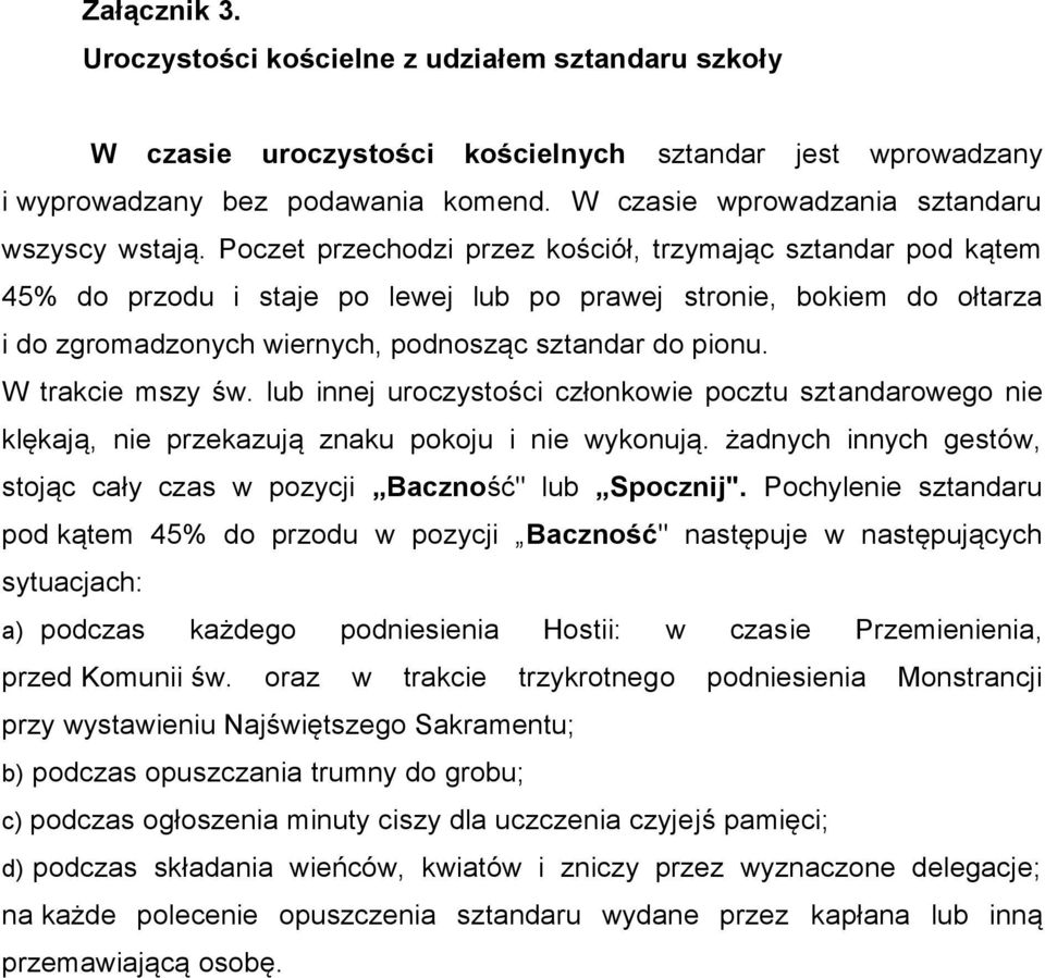 Poczet przechodzi przez kościół, trzymając sztandar pod kątem 45% do przodu i staje po lewej lub po prawej stronie, bokiem do ołtarza i do zgromadzonych wiernych, podnosząc sztandar do pionu.