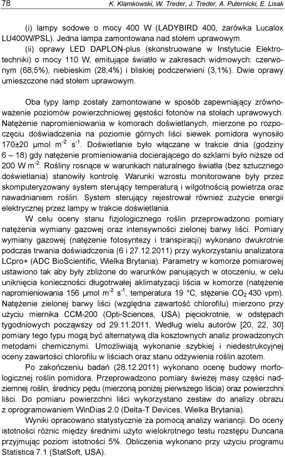 Dwie oprawy umieszczone nad stołem uprawowym. Oba typy lamp zostały zamontowane w sposób zapewniający zrównoważenie poziomów powierzchniowej gęstości fotonów na stołach uprawowych.