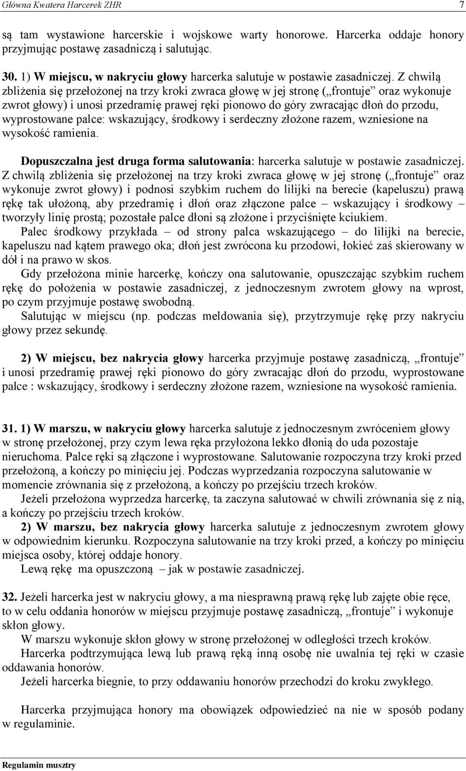 Z chwilą zbliżenia się przełożonej na trzy kroki zwraca głowę w jej stronę ( frontuje oraz wykonuje zwrot głowy) i unosi przedramię prawej ręki pionowo do góry zwracając dłoń do przodu, wyprostowane