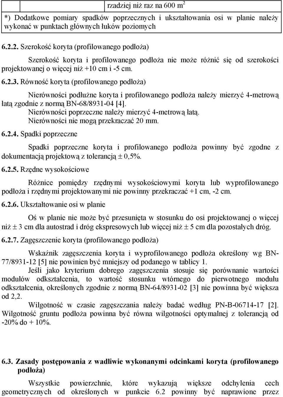 Nierówności poprzeczne należy mierzyć 4-metrową łatą. Nierówności nie mogą przekraczać 20 mm. 6.2.4. Spadki poprzeczne Spadki poprzeczne koryta i profilowanego podłoża powinny być zgodne z dokumentacją projektową z tolerancją ± 0,5%.