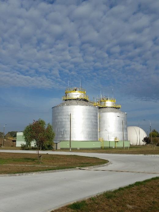 STABILIZACJA OSADÓW - redukcja biodegradowalności EFEKTY STABILIZACJI (FERMENTACJI): redukcja końcowej masy osadów o około 40%, co ma olbrzymi wpływ na koszty dalszej przeróbki zagospodarowania