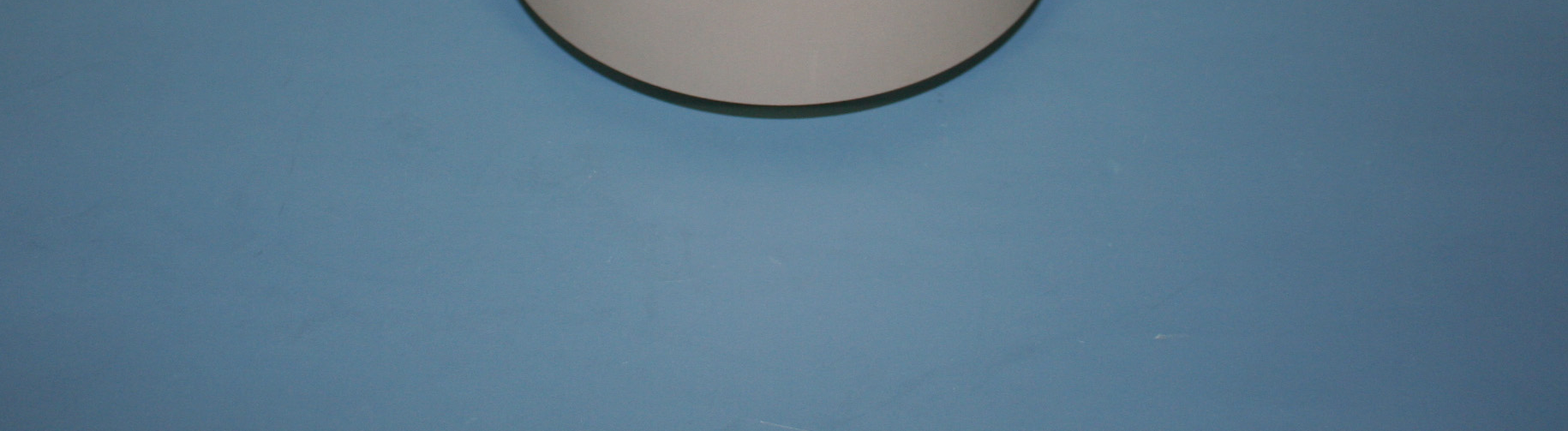 Kaseta (rama w ramie) z blachy nierdzewnej V2A. Do pomieszczeń z podłogami czyszczonymi na sucho lub mokro. Zagłębienie minimalne, po zamontowaniu puszek montaŝowych gniazd GB3 85 mm.