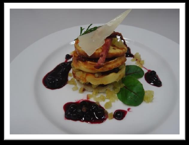 Przystawki/Appetizers Śledź a la matias Serwowany z warzywami (papryka, cukinia, ogórek konserwowy) w liściach cykorii, z czerwoną cebulą, kiełkami i ziarenkami zielonego pieprzu w oliwie z oliwek