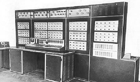 I. Informacja cyfrowa CIEKAWOSTKA CIEKAWOSTKA Jedynym komputerem pracującym w systemie trójkowym był eksperymentalny radziecki Setun (rok 1959).