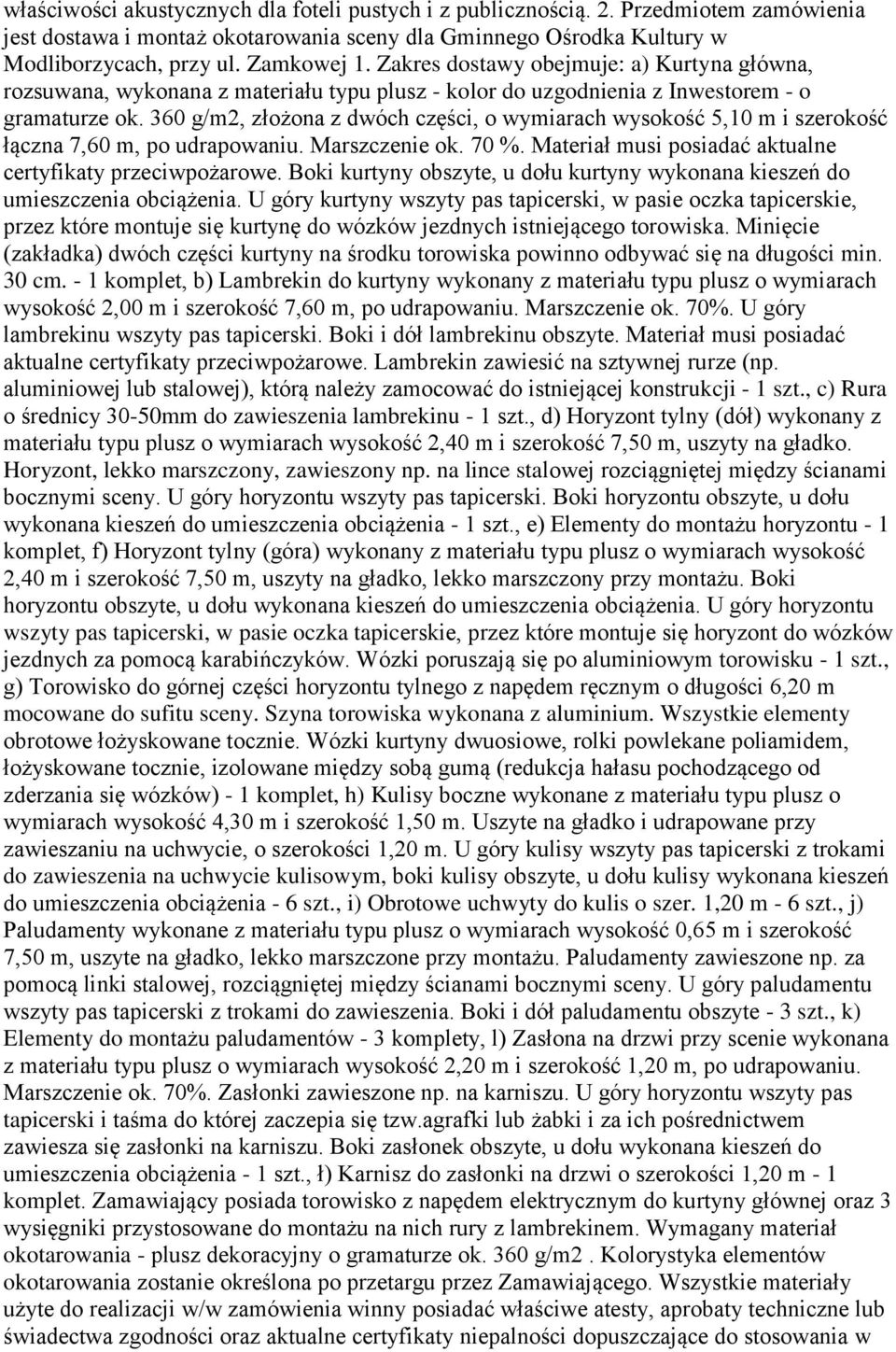 360 g/m2, złożona z dwóch części, o wymiarach wysokość 5,10 m i szerokość łączna 7,60 m, po udrapowaniu. Marszczenie ok. 70 %. Materiał musi posiadać aktualne certyfikaty przeciwpożarowe.