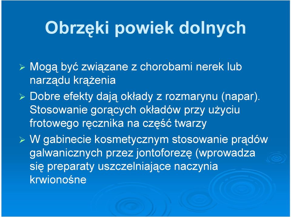 Stosowanie gorących okładów przy użyciu frotowego ręcznika na część twarzy W