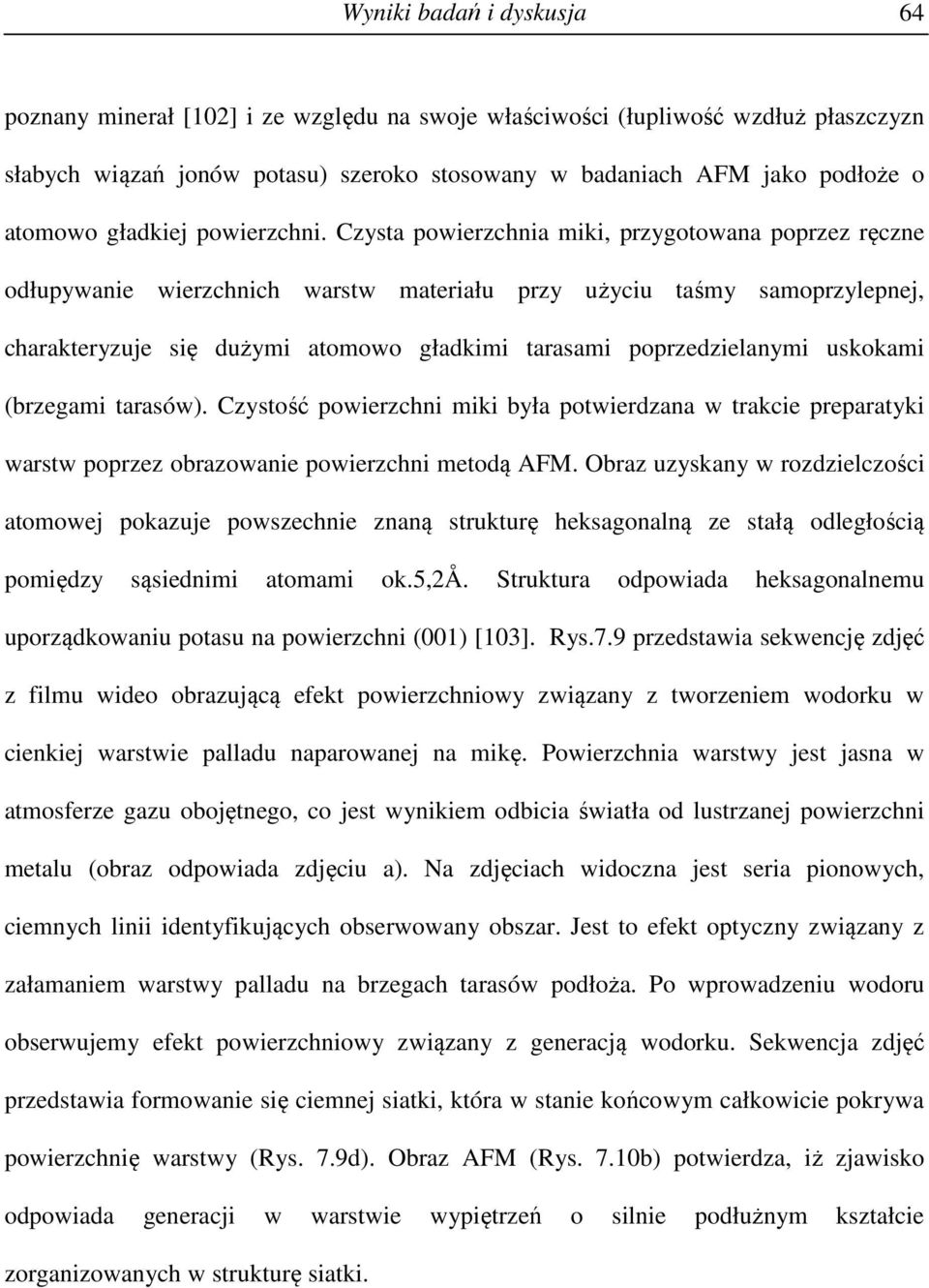 Czysta powierzchnia miki, przygotowana poprzez ręczne odłupywanie wierzchnich warstw materiału przy użyciu taśmy samoprzylepnej, charakteryzuje się dużymi atomowo gładkimi tarasami poprzedzielanymi