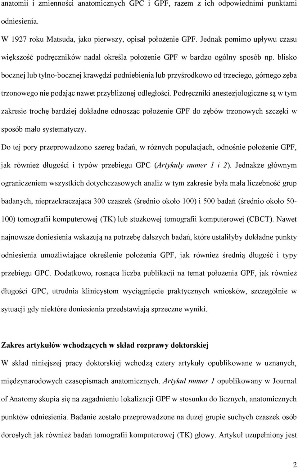 blisko bocznej lub tylno-bocznej krawędzi podniebienia lub przyśrodkowo od trzeciego, górnego zęba trzonowego nie podając nawet przybliżonej odległości.