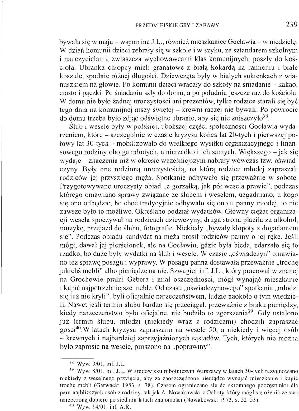 Ubranka chłopcy mieli granatowe z białą kokardą na ramieniu i białe koszule, spodnie różnej długości. Dziewczęta były w białych sukienkach z wianuszkiem na głowie.