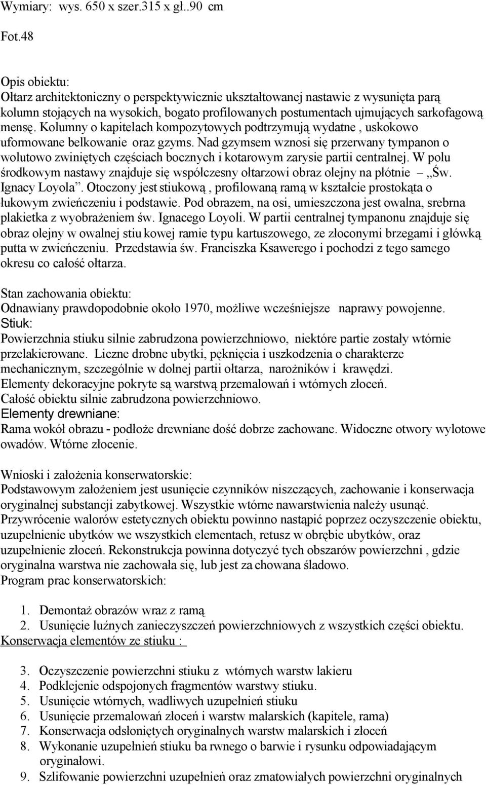 Kolumny o kapitelach kompozytowych podtrzymują wydatne, uskokowo uformowane belkowanie oraz gzyms.