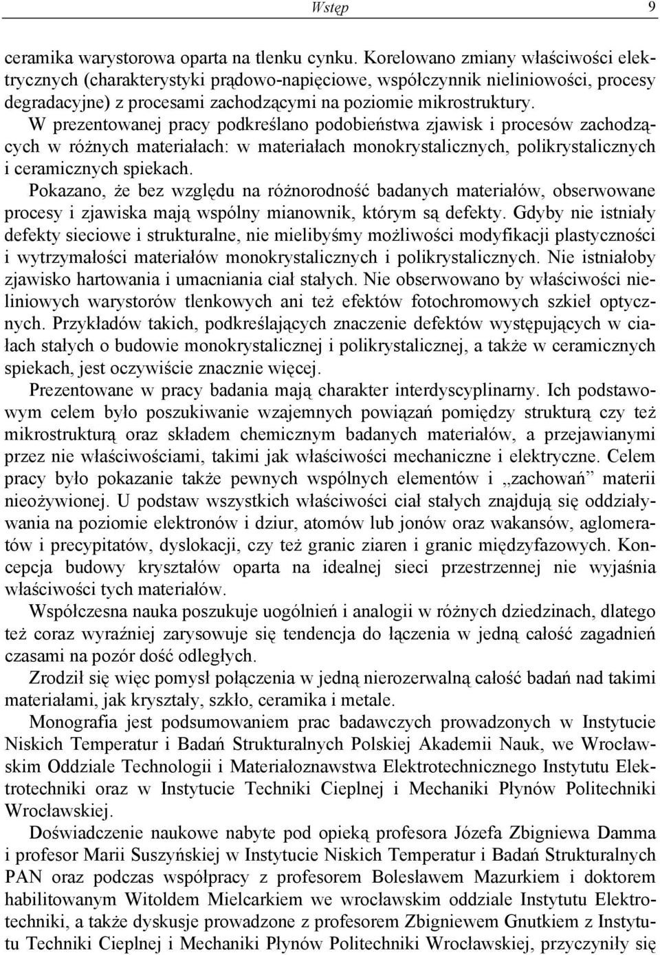 W prezentowanej pracy podkreślano podobieństwa zjawisk i procesów zachodzących w różnych materiałach: w materiałach monokrystalicznych, polikrystalicznych i ceramicznych spiekach.