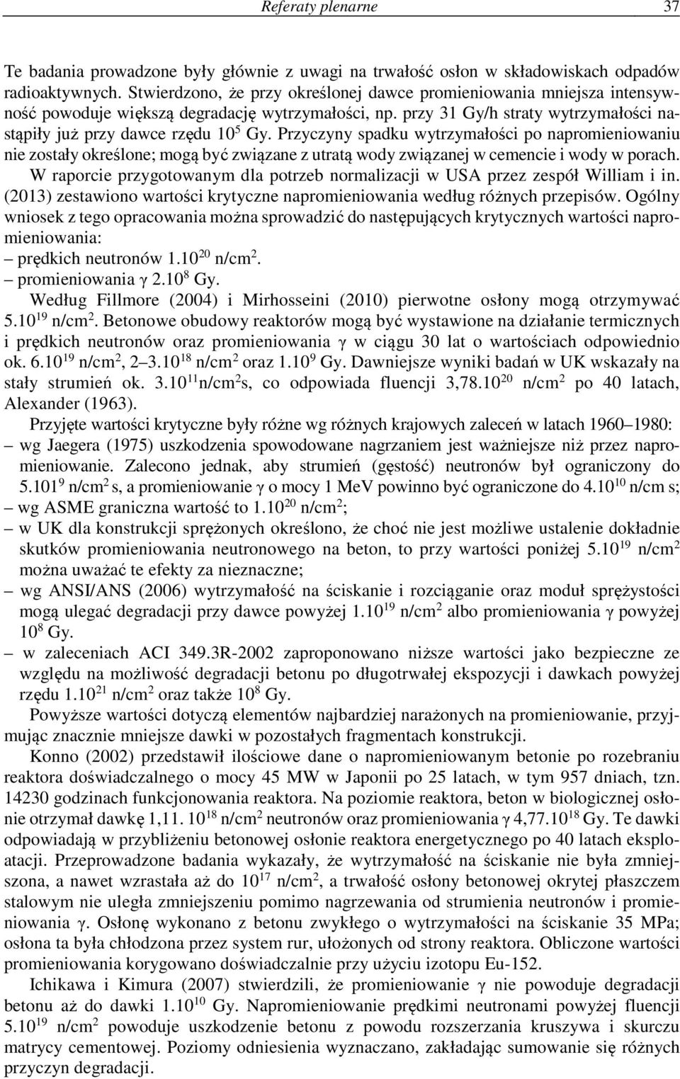 Przyczyny spadku wytrzymałości po napromieniowaniu nie zostały określone; mogą być związane z utratą wody związanej w cemencie i wody w porach.