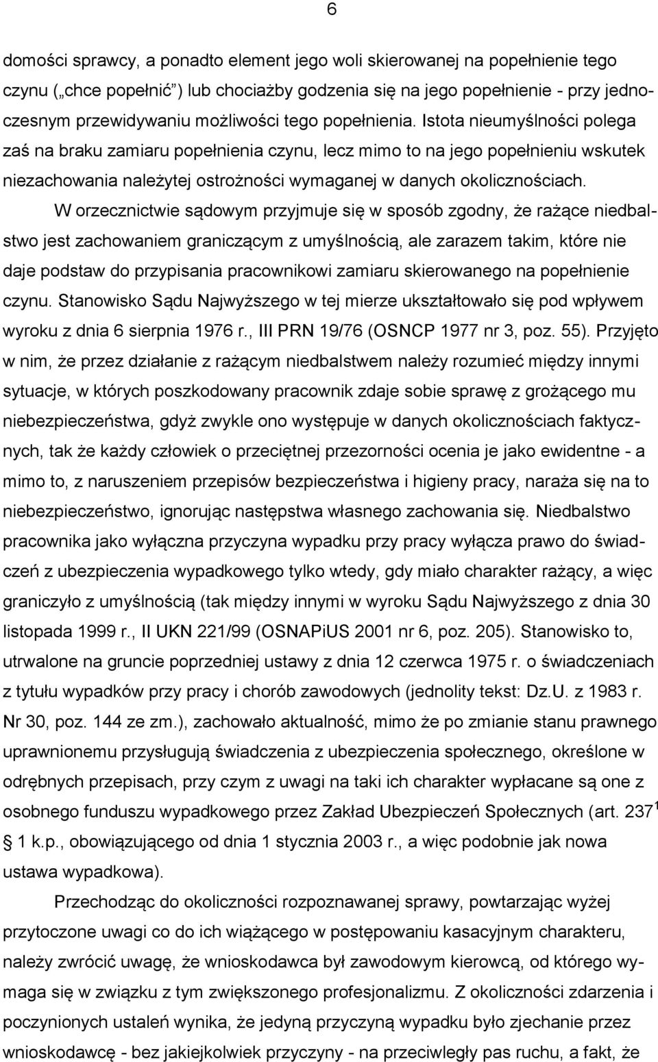 W orzecznictwie sądowym przyjmuje się w sposób zgodny, że rażące niedbalstwo jest zachowaniem graniczącym z umyślnością, ale zarazem takim, które nie daje podstaw do przypisania pracownikowi zamiaru