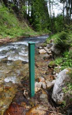 14) Kościeliski Potok (Kiry) Wahania stanów wody w ciągu roku wynosiły do 35 cm (Ryc. 15a). Najniższy stan wody wynosił NW=47 cm, najwyższy WW=82 cm, natomiast średni SW=56 cm.