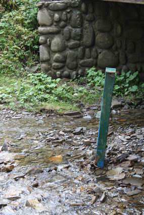 33) Poroniec Wahania stanów wody w ciągu roku wynosiły do 25 cm (Ryc. 32a). Najniższy stan wody wynosił NW=70 cm, najwyższy WW=95 cm, natomiast średni SW=77 cm.