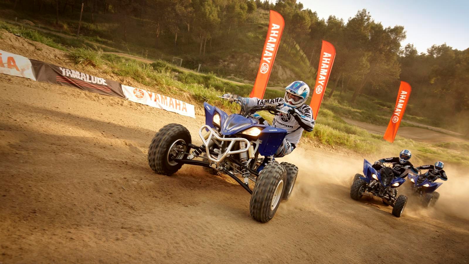 Rozpocznij wyścig: nr 1 wśród quadów wyczynowych. Quad YFZ450R stanowi najczęstszy wybór mistrzów. Wystarczy rzut oka na specyfikację techniczną, aby zrozumieć, dlaczego tak jest.