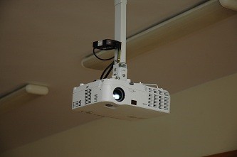 2.1 Instalacja w wersji stacjonarnej W celu prawidłowej instalacji kamery należy wykonać następujące kroki: KROK 1: Wybrać odpowiednie miejsce na kamerę najlepiej ponad/przed projektorem