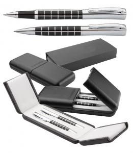 28 29 Metalowy brelok Zestaw 2 długopisów w pudełku Wielkość nadruku na pudełku: max. 10 x 35 mm; Opakowanie jednostkowe, pudełko tekturowe, kolor naturalny lub biały.