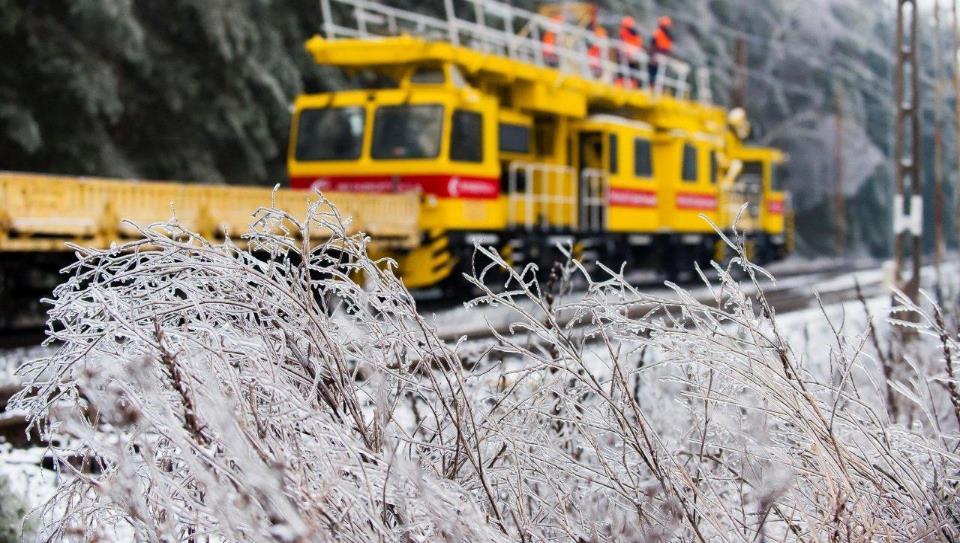 Wyciągnęliśmy wnioski 3,5-krotnie więcej linii zabezpieczonych przed oblodzeniem, 4-krotnie więcej pociągów z urządzeniami do usuwania lodu Centrum Wsparcia Klienta, które przez 24h dba o pasażerów