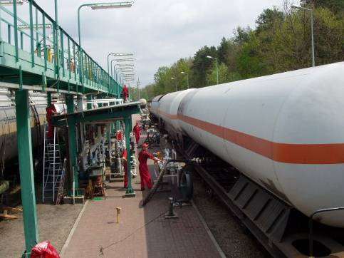 Terminale LPG przykłady zrealizowanych projektów Terminal LPG Zalesie Polska (Bialchem Trans) Rok inwestycji: 2004 Pojemność zbiorników: 8 x 200 m3 Wydajność terminalu: 180 000 m3 / rocznie Pompownia