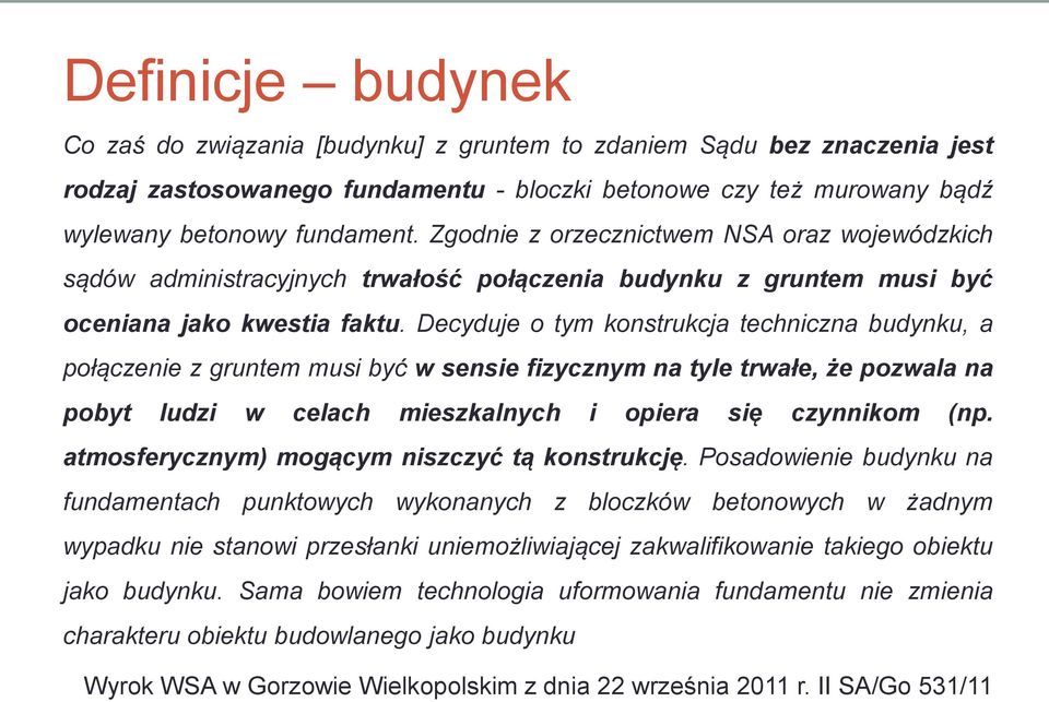 Decyduje o tym konstrukcja techniczna budynku, a połączenie z gruntem musi być w sensie fizycznym na tyle trwałe, że pozwala na pobyt ludzi w celach mieszkalnych i opiera się czynnikom (np.