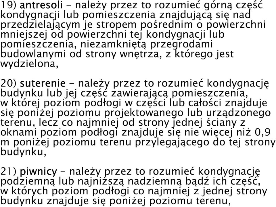 w której poziom podłogi w części lub całości znajduje się poniŝej poziomu projektowanego lub urządzonego terenu, lecz co najmniej od strony jednej ściany z oknami poziom podłogi znajduje się nie