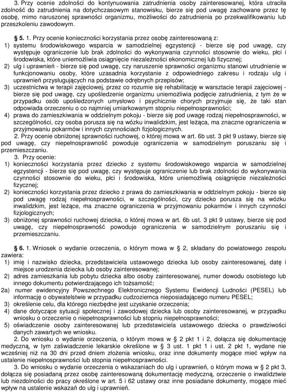 Przy ocenie konieczności korzystania przez osobę zainteresowaną z: 1) systemu środowiskowego wsparcia w samodzielnej egzystencji - bierze się pod uwagę, czy występuje ograniczenie lub brak zdolności