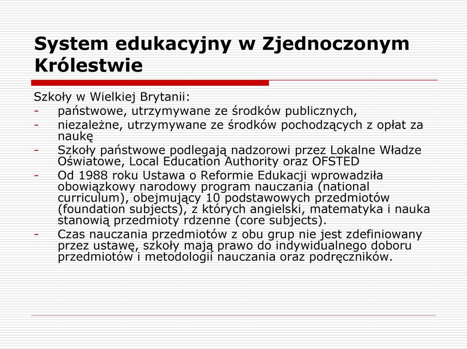 narodowy program nauczania (national curriculum), obejmujący 10 podstawowych przedmiotów (foundation subjects), z których angielski, matematyka i nauka stanowią przedmioty rdzenne