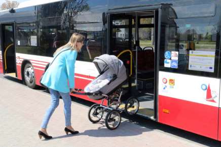 PRAWIDŁOWE WSIADANIE I WYSIADANIE Z WÓZKIEM Z AUTOBUSU Oczekując na przyjazd autobusu ustawiamy się z dzieckiem w miejscu widocznym dla kierowcy.