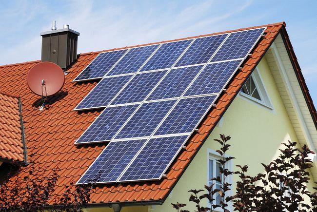 Kolektory słoneczne Kolektory słoneczne to urządzenia do konwersji energii promieniowania słonecznego na ciepło lub na ciepłą wodę.