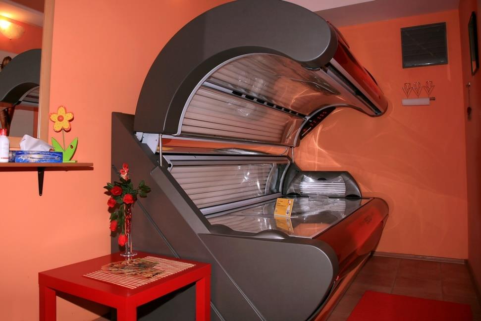 SOLARIUM Dążenie wielu ludzi, a w szczególności kobiet do posiadania pięknej opalenizny (nie zważając na zdrowie) spowodowało rozkwit korzystania ze