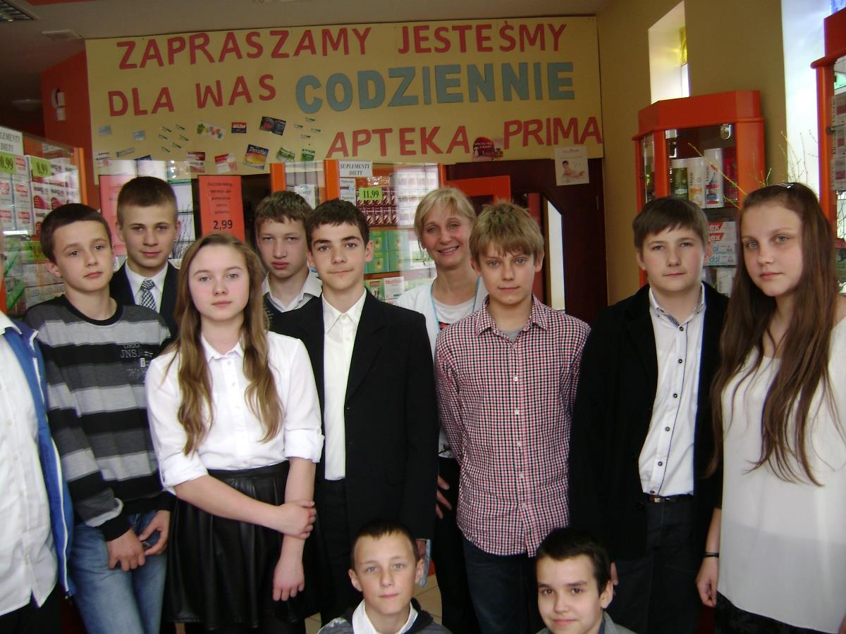 Odwiedzamy aptekę Prima w celu poszukiwania środków farmakologicznych i kosmetycznych zabezpieczających naszą skórę przed