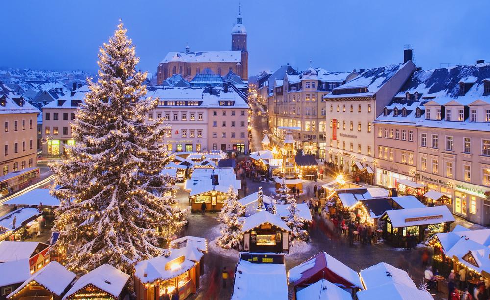Fira de Santa Lucia (Jarmark im. Świętej Łucji) w Barcelonie. 7. Piazza Mercatino di Natale na Navona w Rzymie 6. Plaisir d Hiver na Grand Place w Brukseli 5. Jarmark Bożenarodzeniowy w Pradze 4.