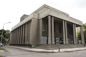 Filharmonia mieści się w budynku przy ul. Wilsona 16, wzniesionym w latach 1955 1965 na fundamentach Nowej Synagogi spalonej 25 grudnia 1939.