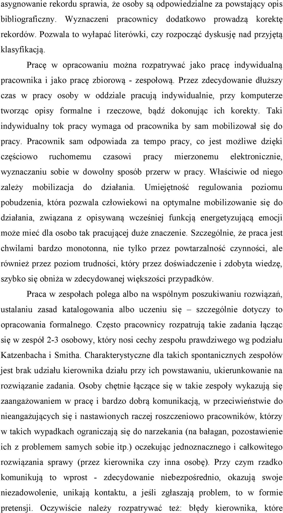 Przez zdecydowanie dłuższy czas w pracy osoby w oddziale pracują indywidualnie, przy komputerze tworząc opisy formalne i rzeczowe, bądź dokonując ich korekty.