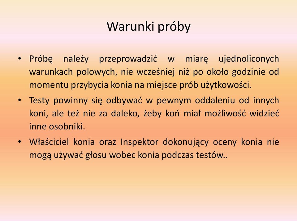 Testy powinny się odbywać w pewnym oddaleniu od innych koni, ale też nie za daleko, żeby koń miał