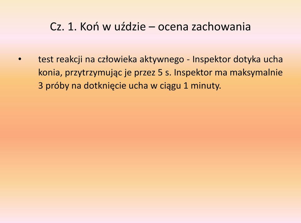 człowieka aktywnego - Inspektor dotyka ucha konia,