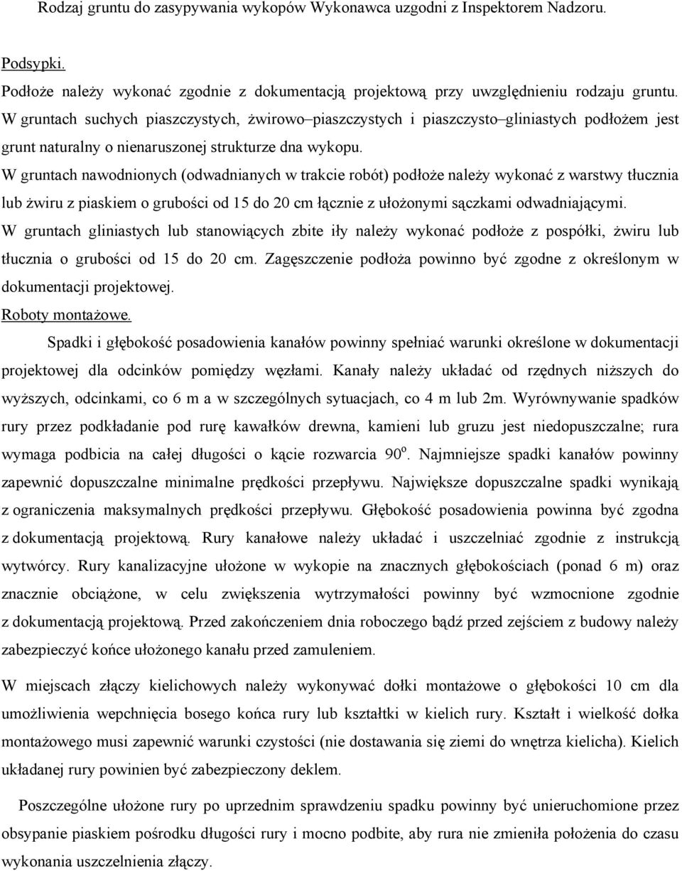 W gruntach nawodnionych (odwadnianych w trakcie robót) podłoże należy wykonać z warstwy tłucznia lub żwiru z piaskiem o grubości od 15 do 20 cm łącznie z ułożonymi sączkami odwadniającymi.