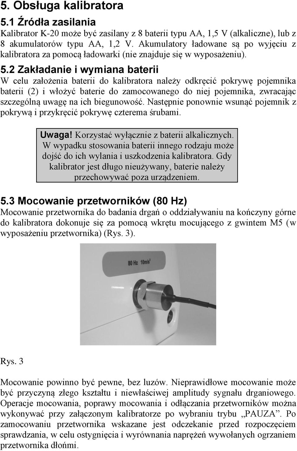 2 Zakładanie i wymiana baterii W celu założenia baterii do kalibratora należy odkręcić pokrywę pojemnika baterii (2) i włożyć baterie do zamocowanego do niej pojemnika, zwracając szczególną uwagę na