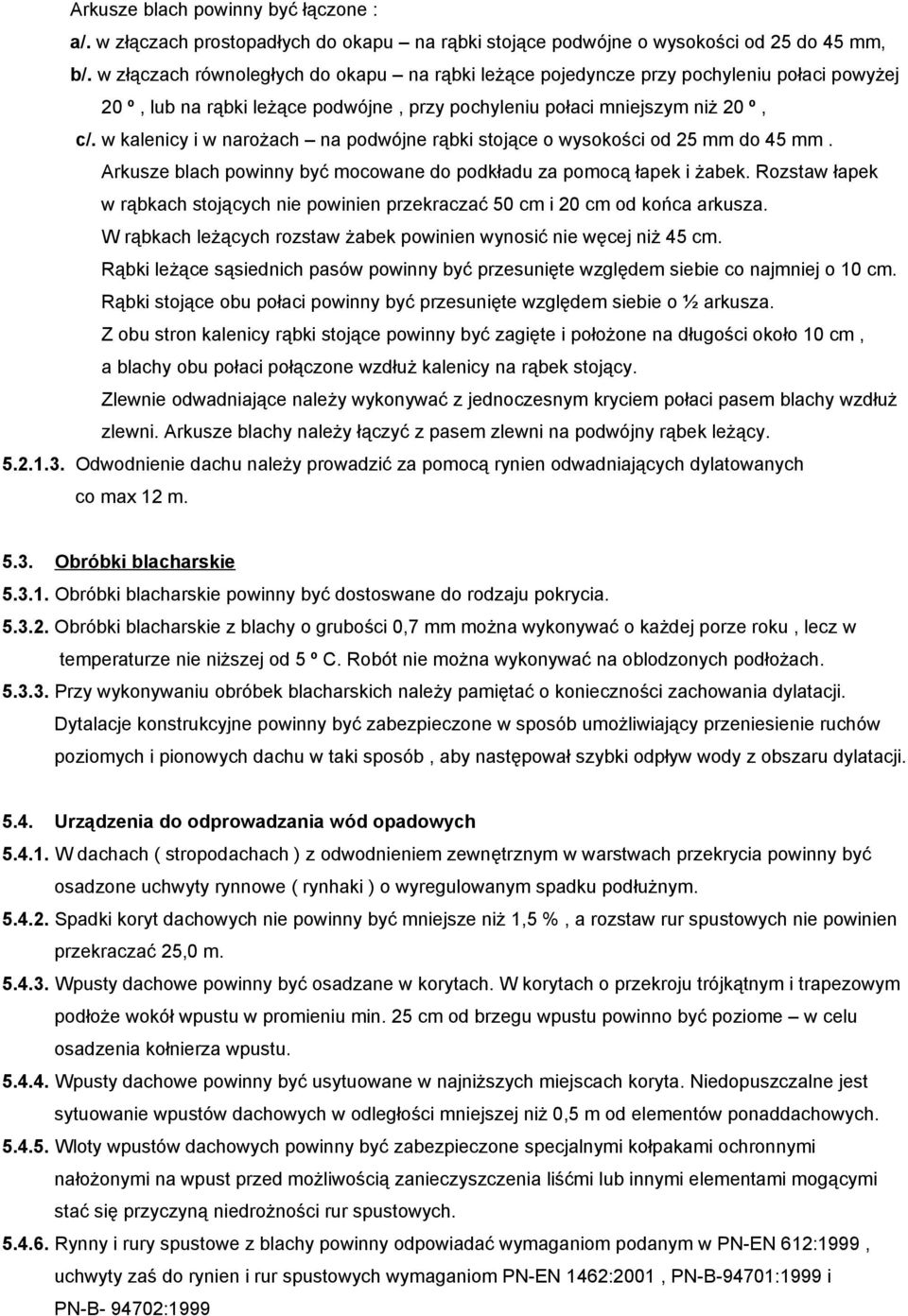 w kalenicy i w narożach na podwójne rąbki stojące o wysokości od 25 mm do 45 mm. Arkusze blach powinny być mocowane do podkładu za pomocą łapek i żabek.