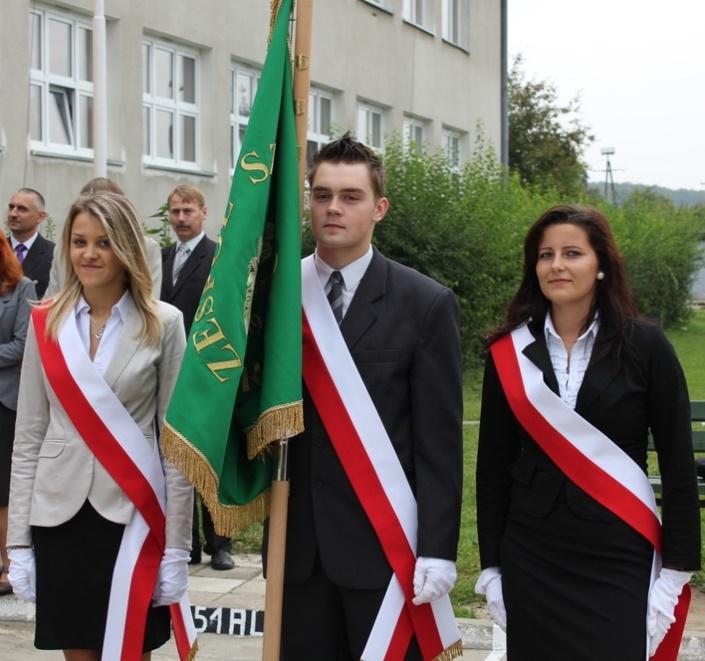 Wzór umundurowania pocztu sztandarowego w czasie uroczystości. Załącznik 3.