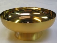 Naczynia liturgiczne Kielich to naczynie, w którym dokonuje się przemiana wina w Krew Chrystusa w czasie Eucharystii. Dlatego powinien być otoczony szczególnym szacunkiem.