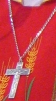 Dolna część pastorału ostro zakończona oznacza troskę pasterza w zachęcaniu, napominaniu, a nawet w karceniu. Papież od XII wieku używa pastorału prostego, zakończonego krzyżem równoramiennym.