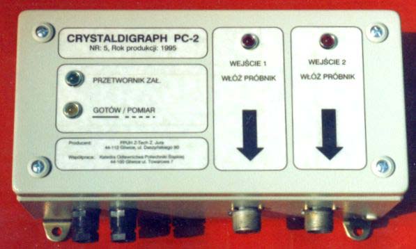 22 przetwornik połączony jest z komputerem cyfrową linią transmisji danych odporną na zakłócenia elektryczne.