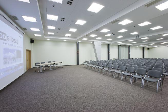 SALA KONFERENCYJNA NR 1+2 Sala nr 1+2 jest najczęściej wykorzystywana przez organizatorów dużych konferencji i kongresów na ponad 300 osób.