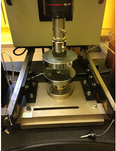 Rysunek 2 Bezprzewodowa lampa polimeryzacyjna LED-B Woodpecker Figure 2 The wireless polymerization lamp LED-B Woodpecker Rysunek 4 Maszyna wytrzymałościowa firmy INSTRN Figure 4 Testing machine from